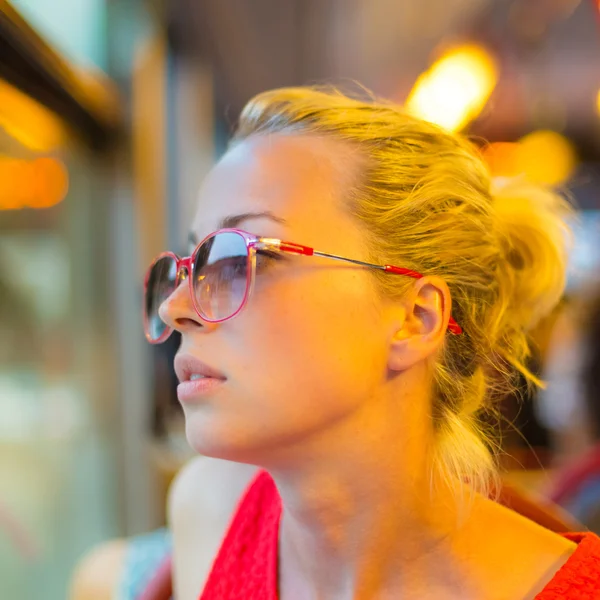 Γυναίκα που ψάχνει έξω από το παράθυρο τραμ. — Φωτογραφία Αρχείου
