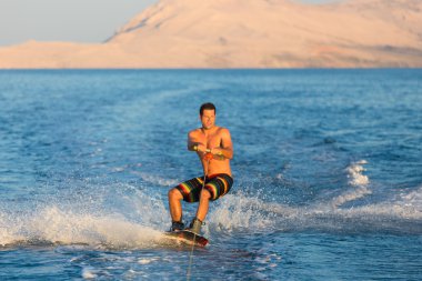 Wakeboarder günbatımı içinde.