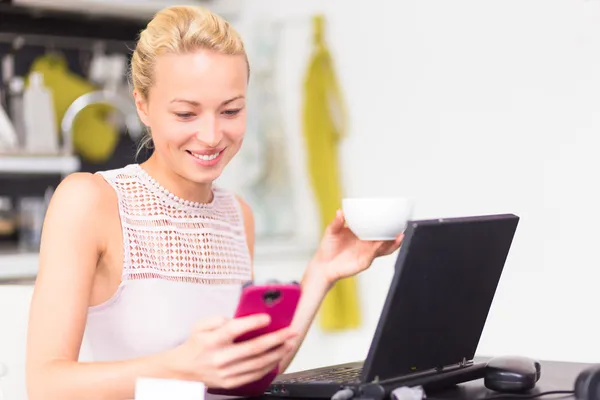 Geschäftsfrau arbeitet von zu Hause aus. — Stockfoto