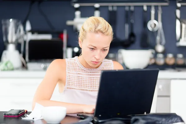 Affärskvinna som arbetar hemifrån. — Stockfoto