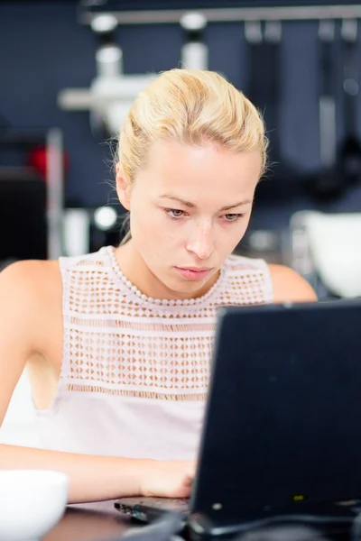 Geschäftsfrau arbeitet von zu Hause aus. — Stockfoto