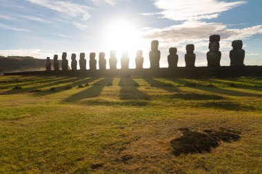 Şili 'nin Paskalya Adası Ahu Tongariki' deki Moai taş heykellerinin üzerinde gün doğumu.