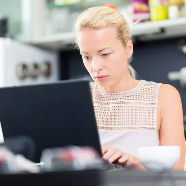 Geschäftsfrau arbeitet von zu Hause aus. — Stockfoto