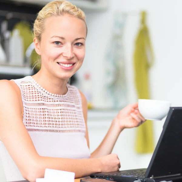 Zakelijke vrouw werkt vanuit huis. — Stockfoto