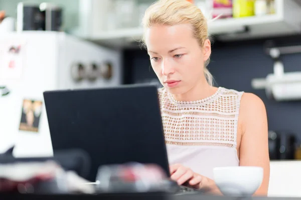 Zakelijke vrouw werkt vanuit huis. — Stockfoto