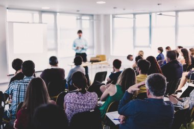 İş konferansında konuşmacı sunumu yapıyor