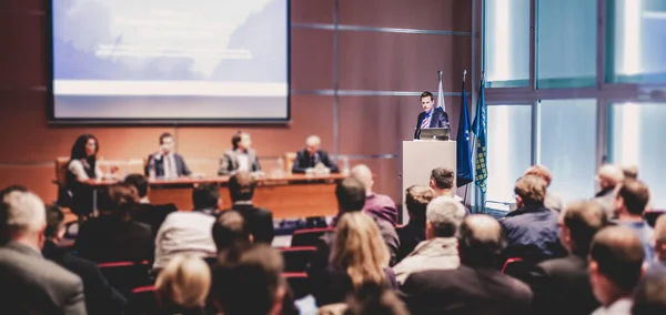 Föredragshållare med presentation om vetenskaplig företagskonferens. — Stockfoto