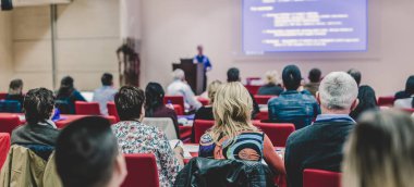Bilimsel konferans konferans salonunda izleyiciler.