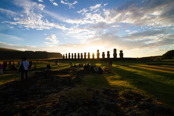 칠레, 이스터섬, 아쿠 통 가리 키에 있는 모아이 석조 조각품 위로 떠오르는 태양. — 스톡 사진