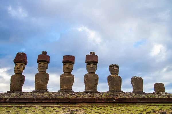 Moai em Ahu Tongariki, Ilha de Páscoa, Chile . — Fotografia de Stock