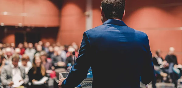 Öffentlicher Redner hält Vortrag bei Business Event. — Stockfoto