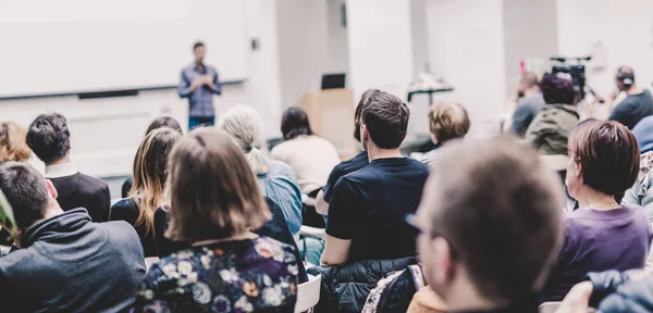 Homem dando apresentação na sala de aula na universidade. — Fotografia de Stock