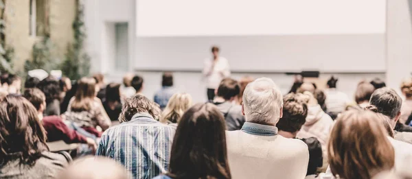 Vrouw geeft presentatie over zakelijke conferentie. — Stockfoto