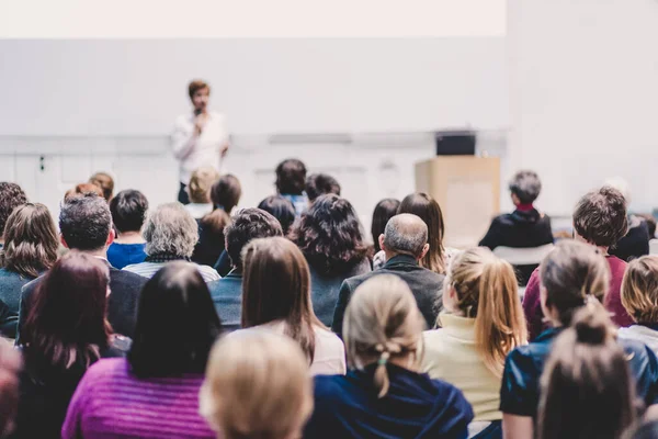 Mulher dando apresentação em evento de conferência de negócios. — Fotografia de Stock