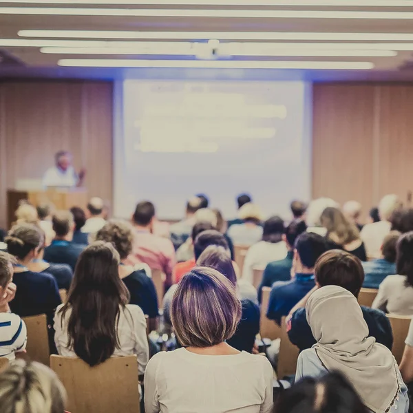Publikum v přednáškovém sále na vědecké konferenci. — Stock fotografie