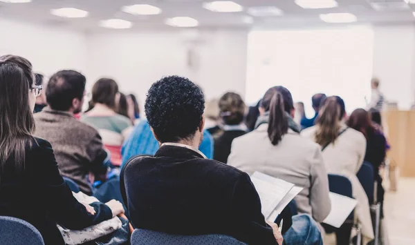 Mujer dando presentación sobre conferencia de negocios. — Foto de Stock