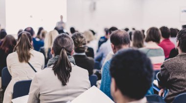 Konferans salonunda dinleyiciler.