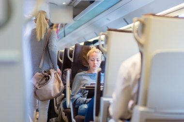 Bayan tren ile seyahat.