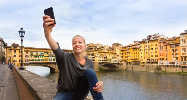 Senhora tomando selfie em Florença . — Fotografia de Stock