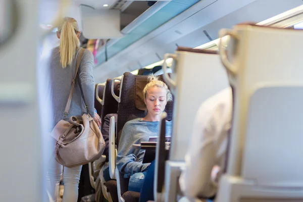 Frau mit dem Zug unterwegs. — Stockfoto