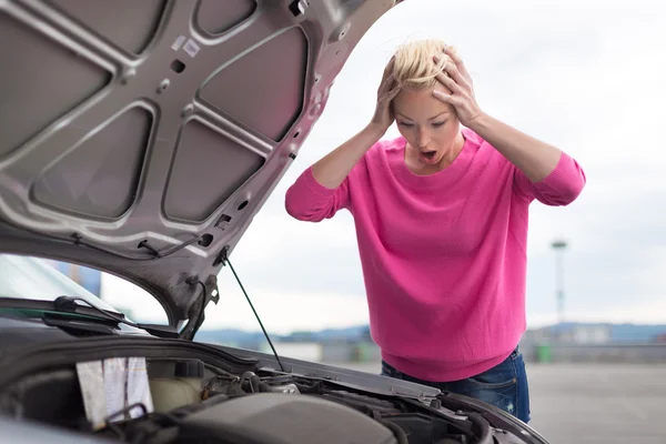 Stressato giovane donna con auto difetto . — Foto Stock