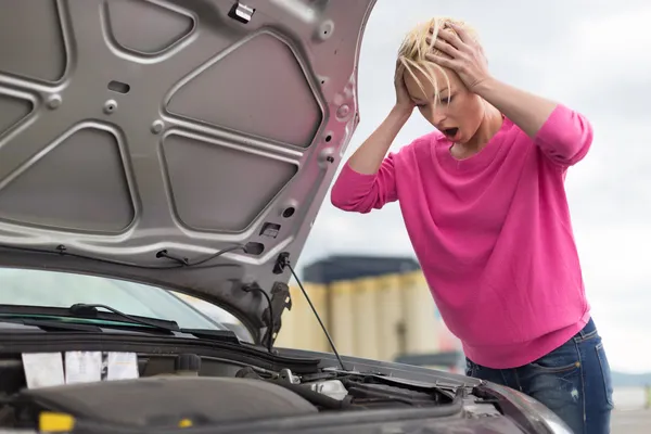 Stressad ung kvinna med bilen defekt. — Stockfoto