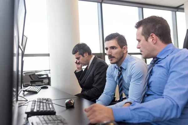 Comerciantes de ações preocupados brainstorming no escritório corporativo. — Fotografia de Stock