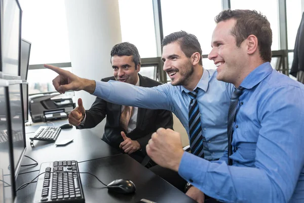 Equipe de negócios de sucesso celebra o sucesso dos negócios no escritório de negociação corporativa moderna. — Fotografia de Stock