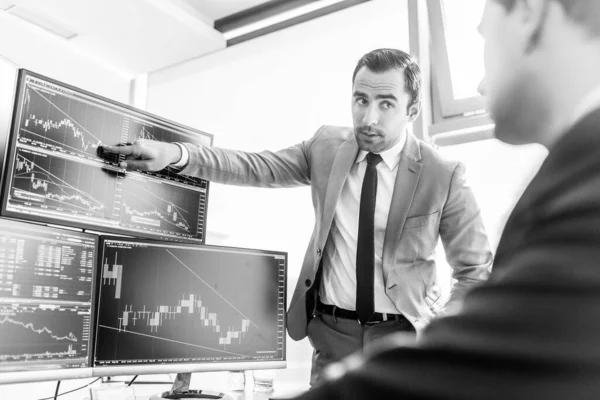 Effectenmakelaars kijken naar computerschermen, handelen online. — Stockfoto