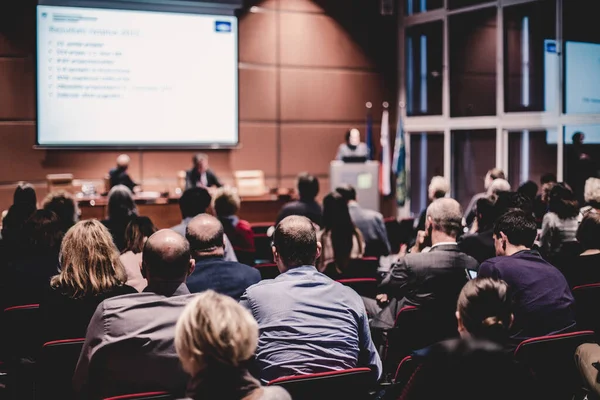 Audiencia en la sala de conferencias que participa en un evento empresarial . — Foto de Stock