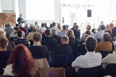 İş konuşmacısı iş konferansında konuşma yapacak..