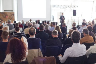 İş konuşmacısı iş konferansında konuşma yapacak..