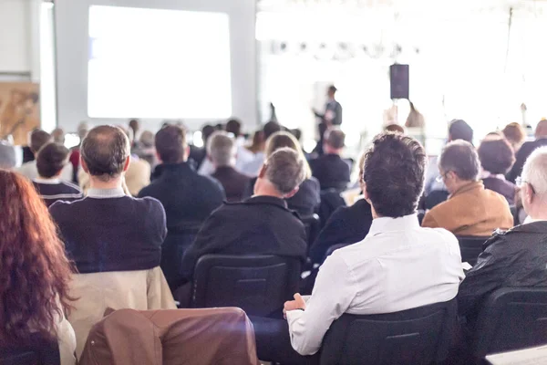 Επιχειρηματικός ομιλητής δίνει μια ομιλία σε εκδήλωση επιχειρηματικό συνέδριο. — Φωτογραφία Αρχείου