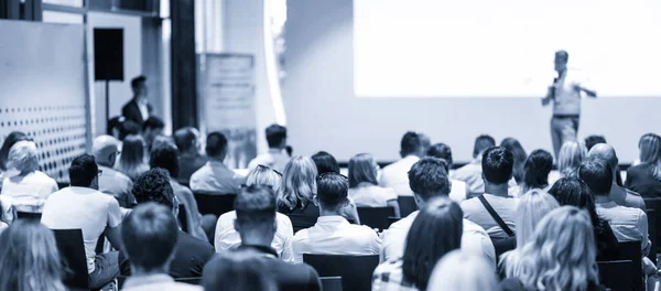 Mužský obchodní řečník přednáší přednášku na obchodní konferenci. — Stock fotografie