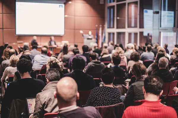 Audiencia en la sala de conferencias que participa en un evento empresarial . — Foto de Stock