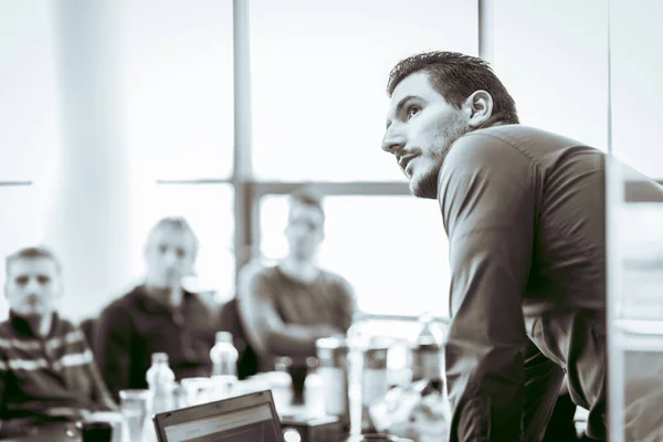 Manager geeft bedrijfspresentatie op corporate meeting event. — Stockfoto