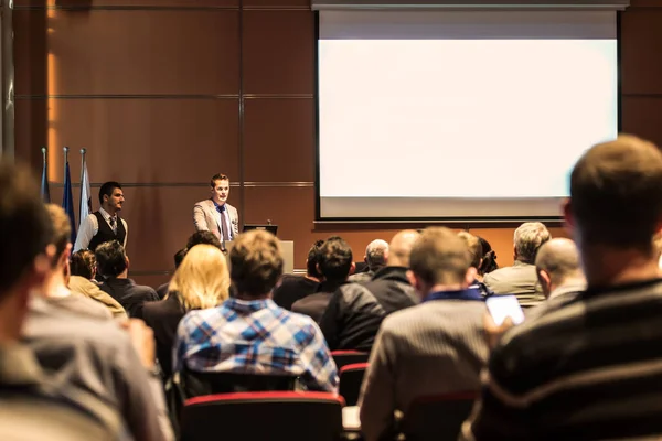 Prelegent biznesowy przemawiający na konferencji biznesowej. Obrazy Stockowe bez tantiem