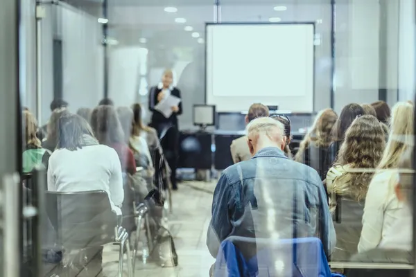 Mujer dando presentación sobre evento conferencia de negocios — Foto de Stock