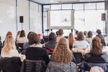Konferans salonundaki izleyiciler. İş ve Girişimcilik kavramı.