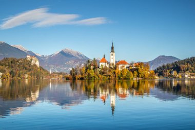 Panoramik manzaralı Julian Alps, Lake Bled St Mary Kilisesi küçük adada varsayım ile. Bled, Slovenya, Europe.