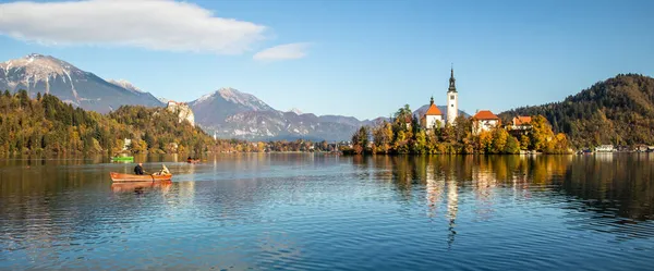 Panoramatický pohled na Julian Alps, jezero Bled s St. Marys kostelem Nanebevzetí Panny Marie na malém ostrově. Dob, Slovinsko, Evropa. — Stock fotografie