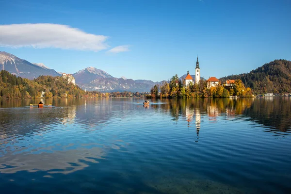 Panoramic view of Julian Alps, Lake Bled with St. Marys Church of the Assumption on the small island. Bled, Slovenia, Europe. — Stock Photo, Image