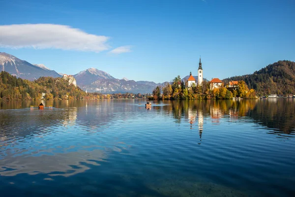 Panorámás kilátás nyílik a Julian Alpok, tó vérzett-val Szent Marys templom, a Nagyboldogasszony, a kis szigeten. Bled, Szlovénia, Európa. — Stock Fotó