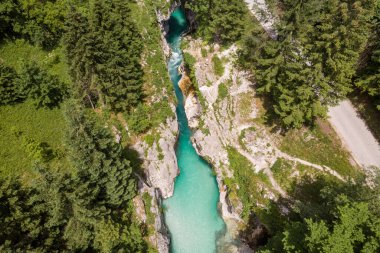 Slovenya 'nın Soca Nehri' nin sihirli turkuaz renginin insansız hava aracı görüntüsü