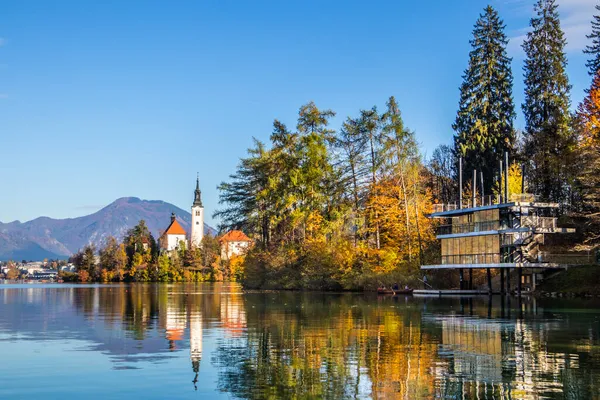 Jezero Bled s kostelem Nanebevzetí Panny Marie na malém ostrově. Zaka, Bled, Slovinsko, Evropa — Stock fotografie