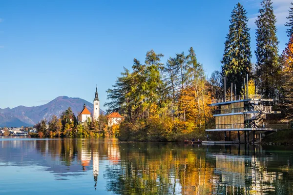 Lake Bled a Szent Mária templom a Nagyboldogasszony a kis szigeten. Zaka, Bled, Szlovénia, Európa — Stock Fotó