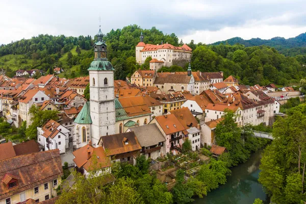 Castillo medieval en el casco antiguo de Skofja Loka, Eslovenia. —  Fotos de Stock