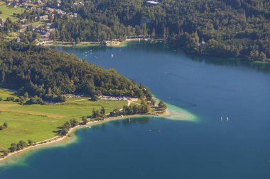 Slovenya 'daki Triglav ulusal parkının dağlarıyla çevrili güzel Bohinj Gölü