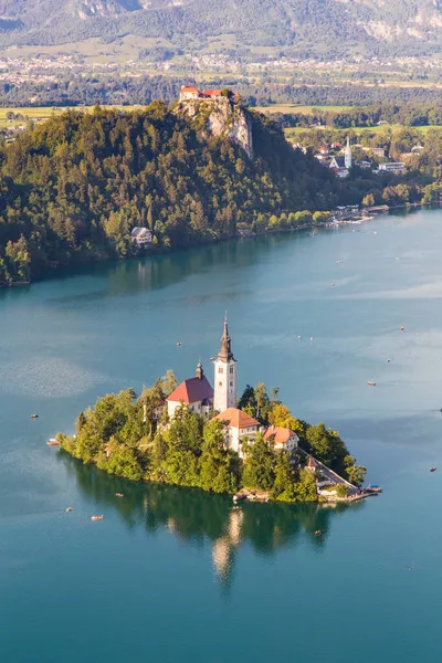 Eiland aan het meer van Bled in Slovenië, met de Kerk van de Hemelvaart — Stockfoto