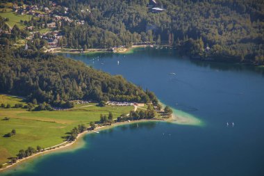 Slovenya 'daki Triglav ulusal parkının dağlarıyla çevrili güzel Bohinj Gölü